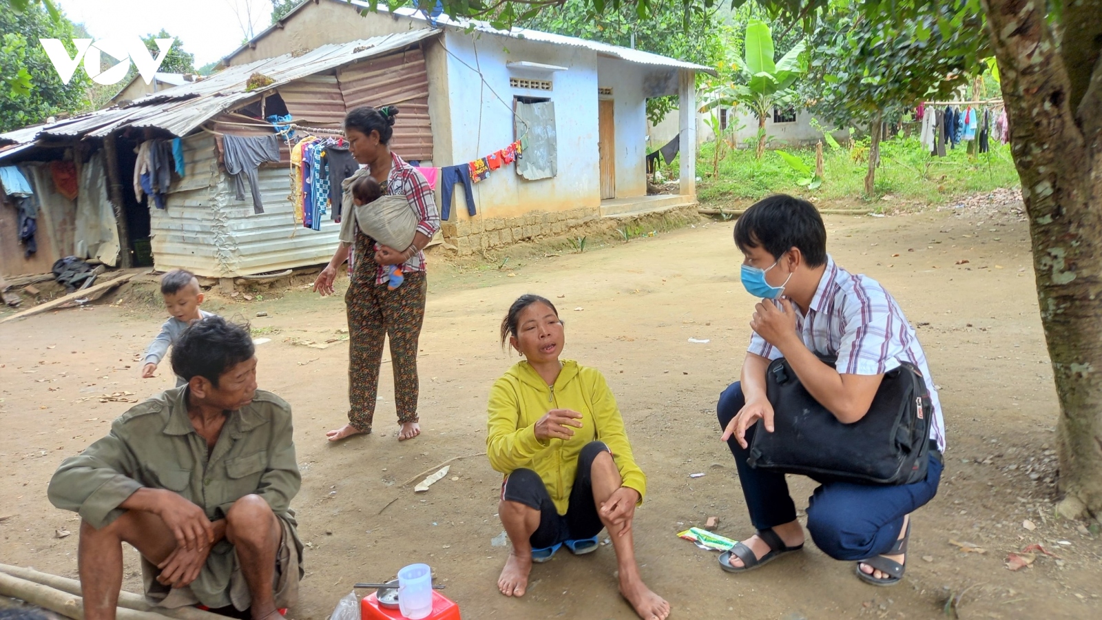 Học trò nói "đi học mỏi chân", thầy bảo "để thầy đến đón"